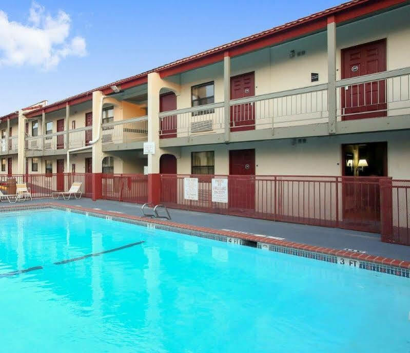 达拉斯/理查德森红屋顶客栈汽车旅馆 外观 照片