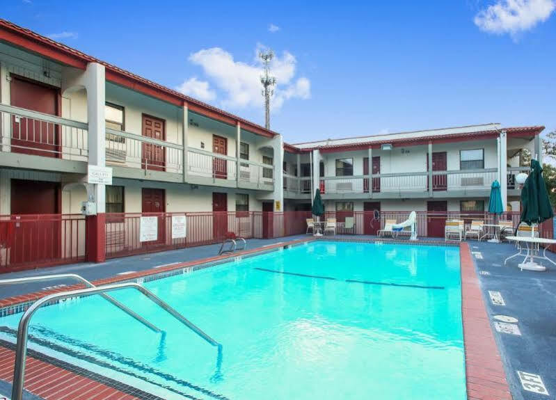 达拉斯/理查德森红屋顶客栈汽车旅馆 外观 照片